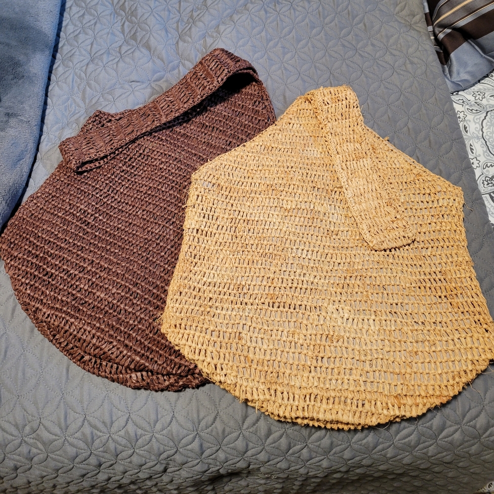 Straw bags ready for summer! Excellent condition. Inner magnetic closure..